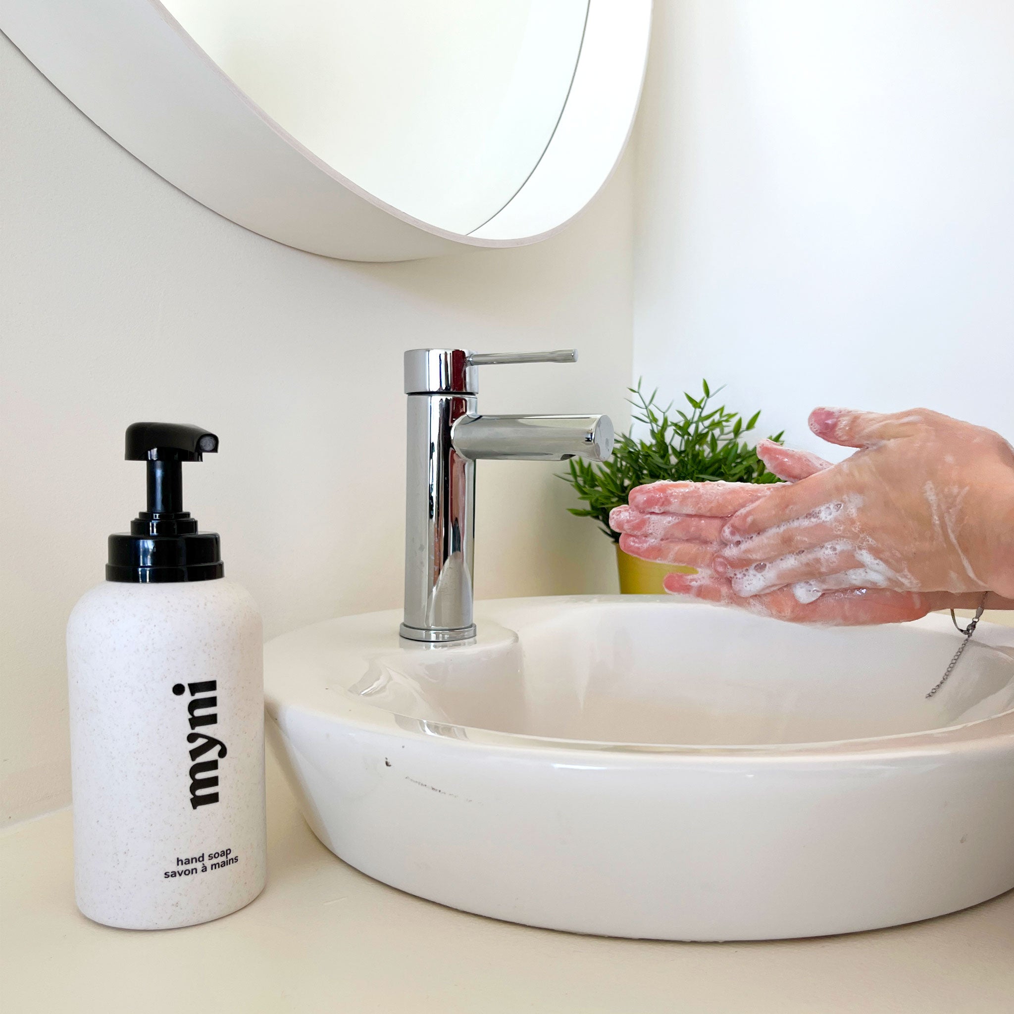 myni-refillable-liquid-hand-soap-lifestyle-2_9fcc0510-354e-4080-9bb9-920467805272.jpg