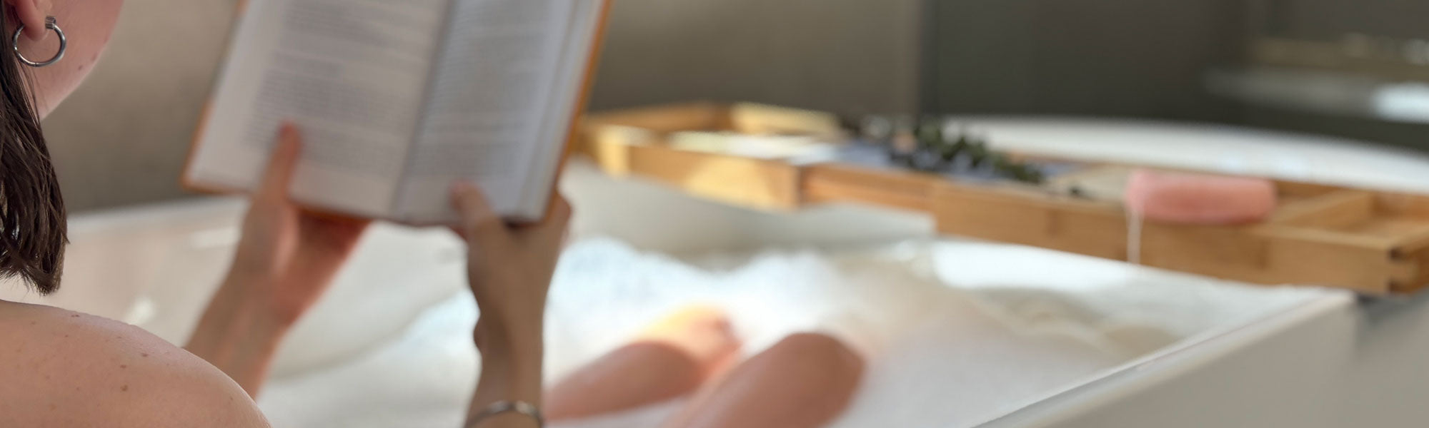 maman relaxant de bain tout en lisant son livre favori lors de la fête des mères